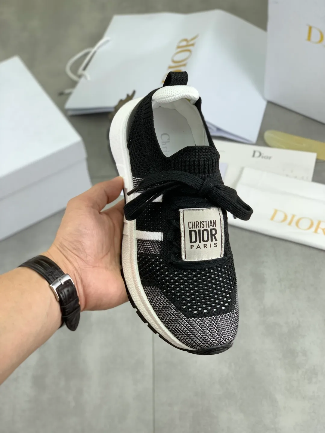 Men's Men's Shoes 💰P460 New 2025 new Run'n mesh fly-knit sneakers reinterpret sports style with an elegant and fashionable shape. The upper is crafted from pure black mesh fabric and features the Christian Dior Paris signature on the laces and heel. The sophisticated two-tone sole is lightweight and soft, adding a couture feel to any casual look. Upper: Original open-mold fly-knit fabric, breathable and comfortable. Inner foot pads: mesh fabric/suede sheepskin. Sole: TPU absorbent film anti-slip outsole. Size: couple size 35-45.